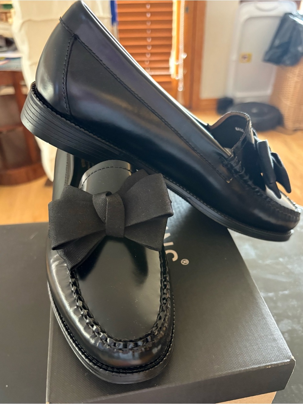 G.H. Bass & Co. Black Leather Bow Loafers Ladies 7.5M